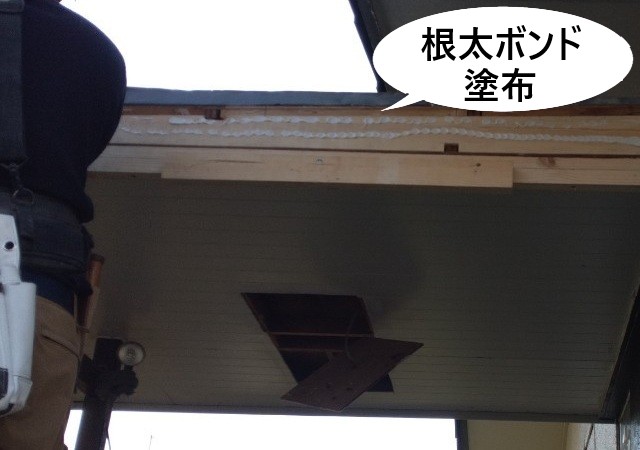 新規幕板　根太ボンドを塗布